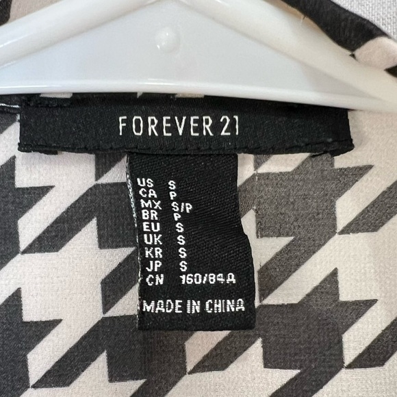 FOREVER 21 CHEVRON BUTTON UP BLACK AND WHITE BLOUSE 🖤⚪️ - Picture 6 of 6